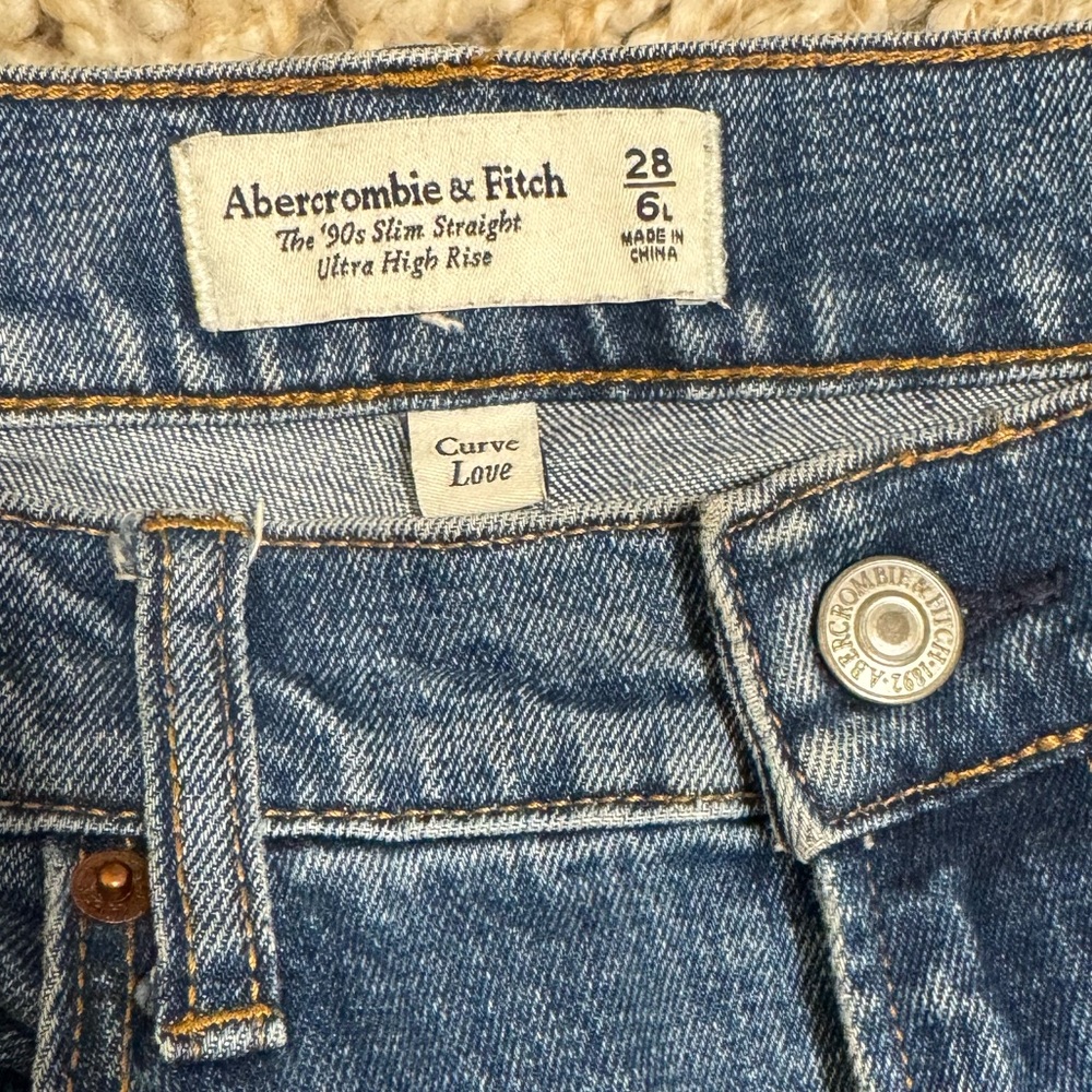 A&F ‘90s Slim Straight Ultra High Rise 28 Long Curve Love